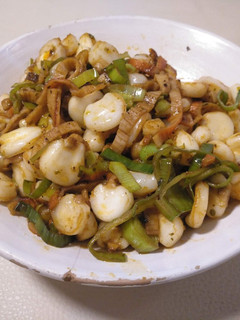 Una foto de Wok de mote con surimi en salsa picante