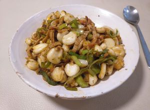 Foto principal de Wok de mote con surimi en salsa picante