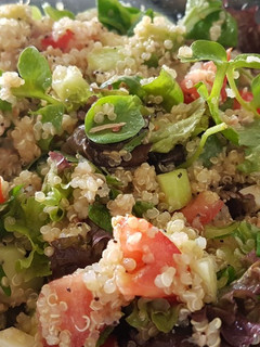 Una foto de Ensalada de quinoa, atún y brotes antiox