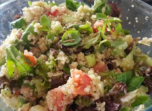 Foto principal de Ensalada de quinoa, atún y brotes antiox