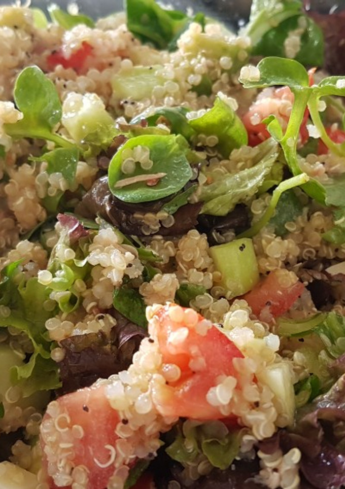 Una foto de Ensalada de quinoa, atún y brotes antiox