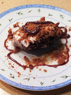 Una foto de Helado stracciatella, galleta Lotus, orujo y sirope de chocolate