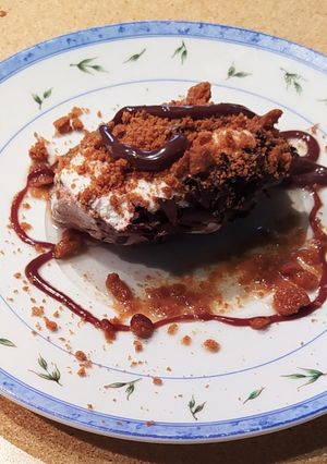 Una foto de Helado stracciatella, galleta Lotus, orujo y sirope de chocolate