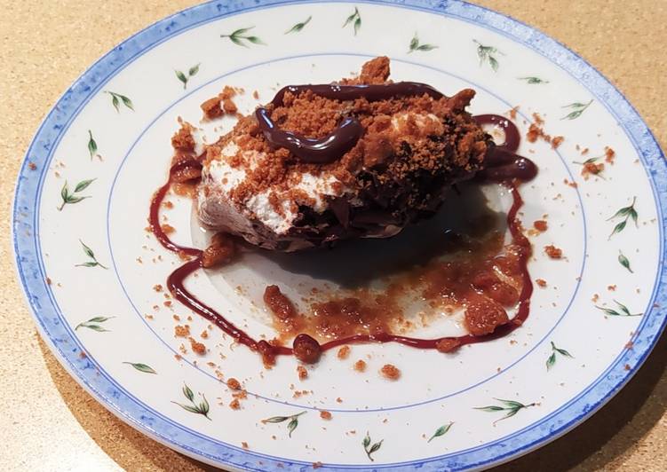 Helado stracciatella, galleta Lotus, orujo y sirope de chocolate