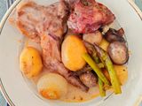 Coelho assado no forno com cogumelos e espargos