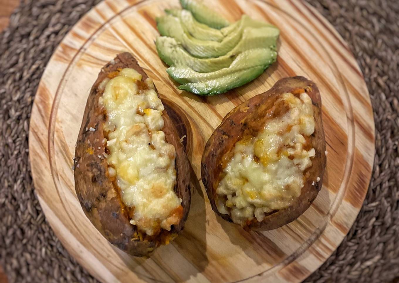 Camotes rellenos de picadillo en microondas