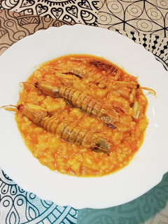 Una foto de Arroz caldoso de galeras y langostinos 🥘