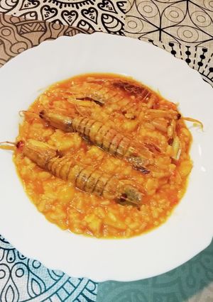 Una foto de Arroz caldoso de galeras y langostinos 🥘