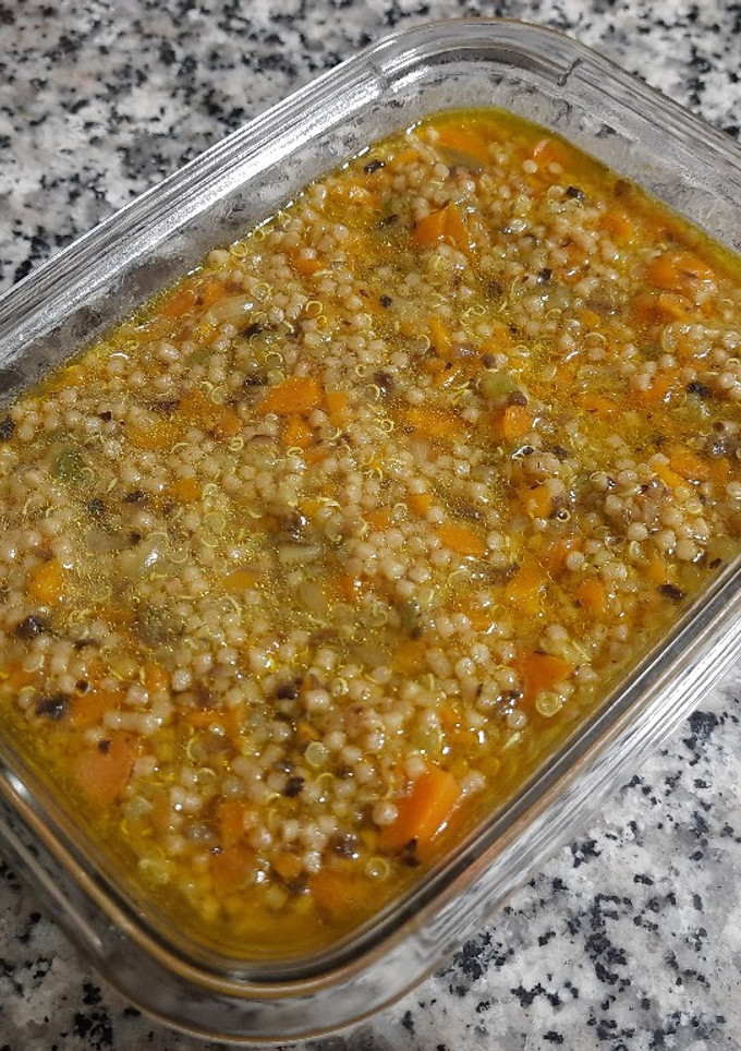 Una foto de Sopa juliana con quinoa