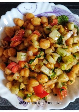 A picture of Chickpeas salad.