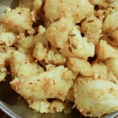 A picture of Sukhe aloo.