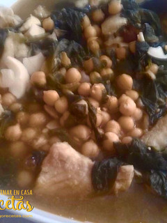 Una foto de Potaje de vigilia: garbanzos, espinacas y bacalao