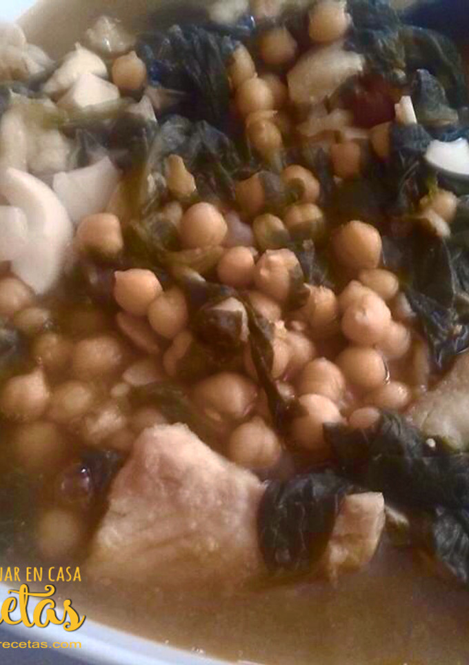 Una foto de Potaje de vigilia: garbanzos, espinacas y bacalao