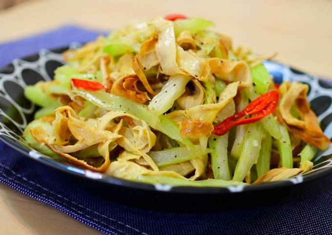 煙燻豆包炒西芹食譜與作法by 小晴 Cookpad