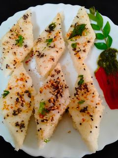रवा ढोकळा (rava dhokla recipe in marathi) रेसिपी चे मुख्य फोटो 