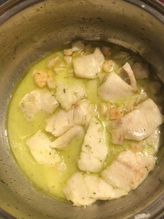 Una foto de Merluza con gambas al vino blanco