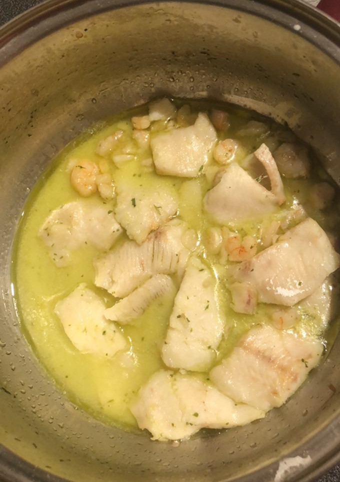 Una foto de Merluza con gambas al vino blanco