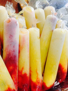 Una foto de Bolis de mango con Chamoy