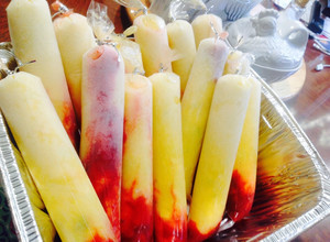 Una foto de Bolis de mango con Chamoy