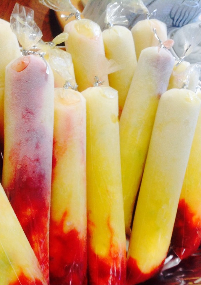 Una foto de Bolis de mango con Chamoy