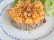 Una foto di tartare di tonno