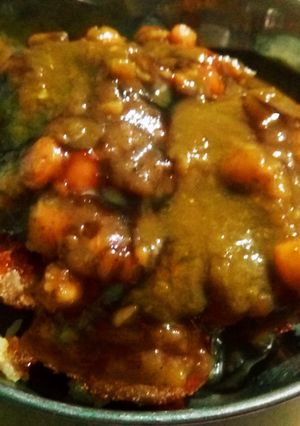 A picture of Aloo tikki chat.