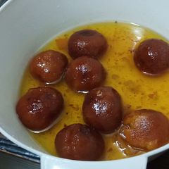 A picture of Gulab jamun.