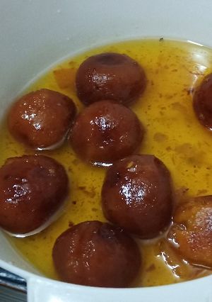 A picture of Gulab jamun.