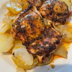Una foto de Contramuslo de pollo con especias y patatas