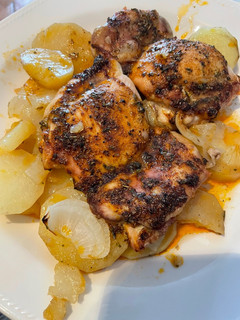 Una foto de Contramuslo de pollo con especias y patatas