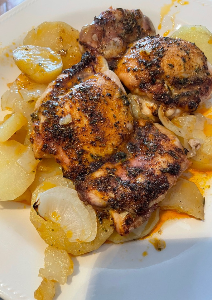 Una foto de Contramuslo de pollo con especias y patatas