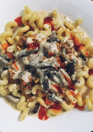 A picture of Chicken pasta with sauce Bechamel.