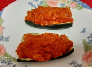 Una foto de Calabacín relleno de Frankfurts