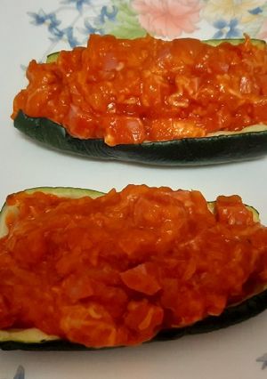Una foto de Calabacín relleno de Frankfurts