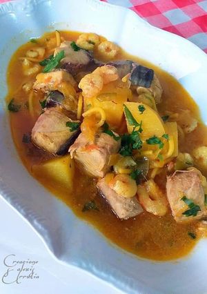 Una foto de Marmita de bonito con gambas y espaguetis partidos
