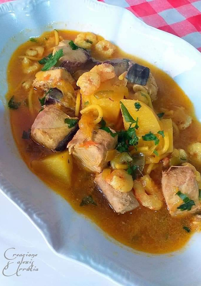 Una foto de Marmita de bonito con gambas y espaguetis partidos