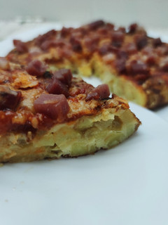 Una foto de Tortipizza de patata y cebolla con jamón serrano