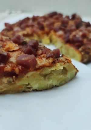 Una foto de Tortipizza de patata y cebolla con jamón serrano