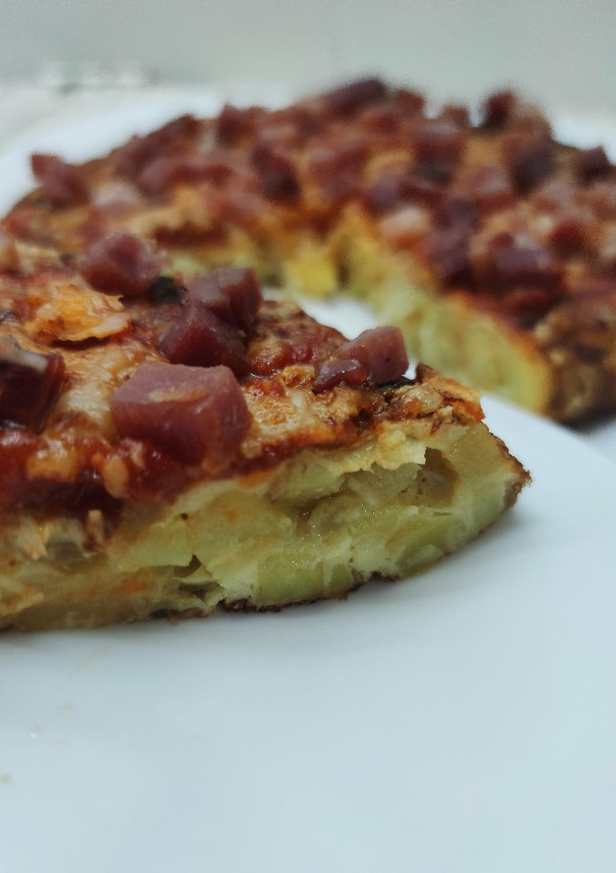Una foto de Tortipizza de patata y cebolla con jamón serrano