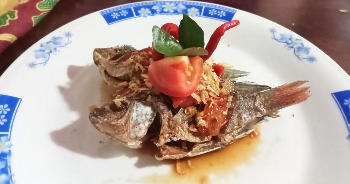 Ikan Nila Saus Asam Manis dengan Taburan Udang Rebon