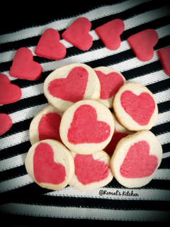 વેનીલા હાર્ટ કુકીઝ (Vanilla Heart Cookies Recipe In Gujarati) રેસીપી મુખ્ય ફોટો