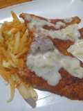 Pejerrey sazonado, en crema de ajo, ensalada cebolla y zanahoria