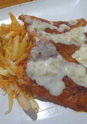 Una foto de Pejerrey sazonado, en crema de ajo, ensalada cebolla y zanahoria