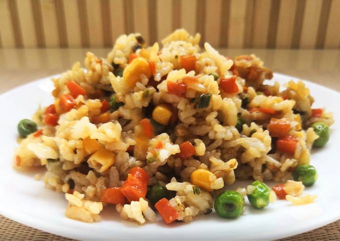 Жареный рис по тайски с яйцом и овощами