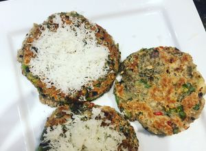 Una foto de Torticas de Malanga (Ocumo blanco) tope de queso de cabra