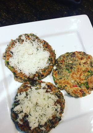 Una foto de Torticas de Malanga (Ocumo blanco) tope de queso de cabra