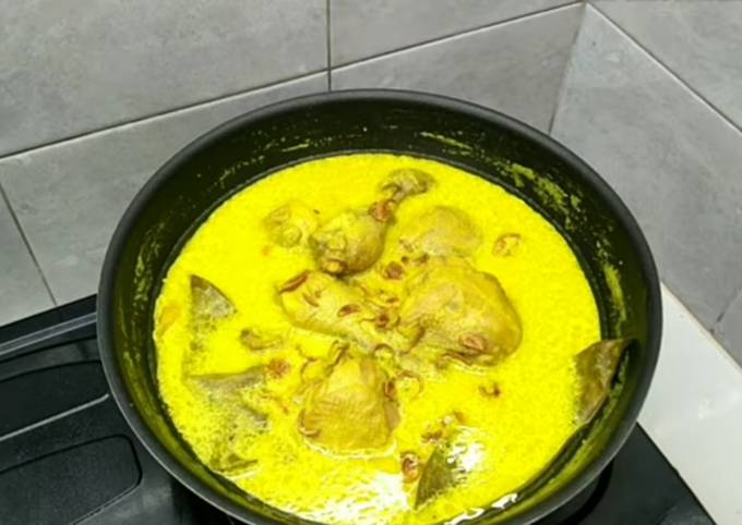 Ayam opor kuning