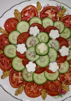 عکسی از دستور تزیین ساده گوجه خیار