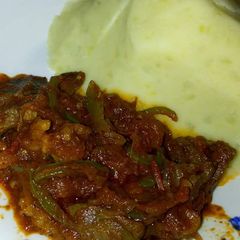 A picture of Mashed Potatoes With fried Liver.