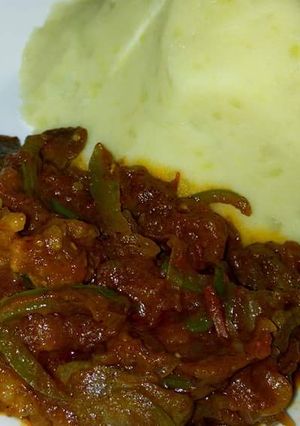 A picture of Mashed Potatoes With fried Liver.